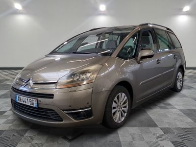 la citrole argentée est garée sur un carrelage en damier