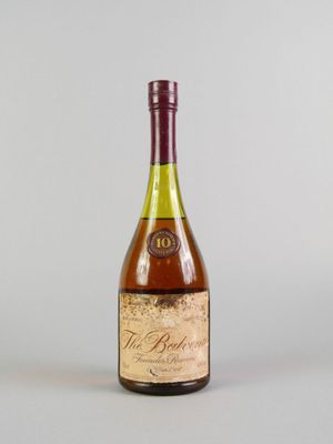 une vieille bouteille de vin posée sur une table
