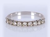 gros plan d'une bague en diamant sur une surface blanche
