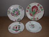 trois assiettes ornées de fleurs, posées sur une table