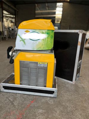 une machine jaune posée sur le sol