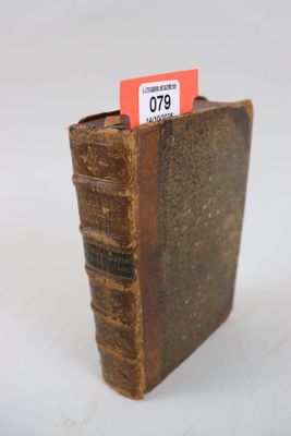 un petit livre avec une étiquette de prix au milieu