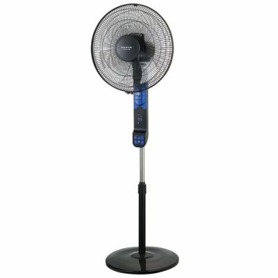 un ventilateur sur pied noir sur fond blanc