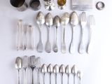 beaucoup de cuillères et de couverts en argent sur la table