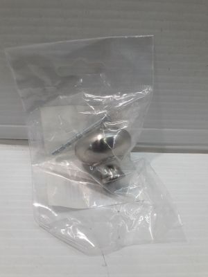 un petit objet métallique dans un sac en plastique posé sur une table