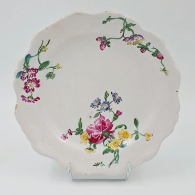 une assiette blanche ornée d'un motif floral coloré