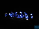 un ensemble de saphirs bleus sur un fond noir