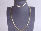 gros plan d'un mannequin portant un collier