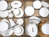 plusieurs assiettes et bols dans une boîte sur la table