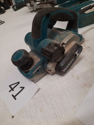 a picture of a planer sitting on a table next to other tools