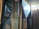 une salle de bains sale avec des toilettes et une poubelle à l'intérieur