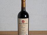 une bouteille de vin rouge posée sur une table en bois