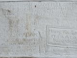 une plaque apposée sur le mur d'un immeuble et sur laquelle figurent des inscriptions
