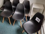 plusieurs chaises sont alignées dans une pièce