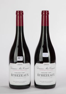 deux bouteilles de vin rouge posées l'une à côté de l'autre sur une surface blanche