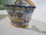 un vase bleu et blanc avec un oiseau dessus