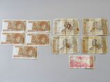 plusieurs types différents de billets de banque disposés sur une table