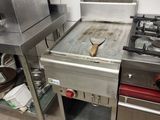 une cuisine équipée d'une cuisinière, d'un évier et d'un four