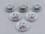 six petites tasses et soucoupes ornées de motifs floraux