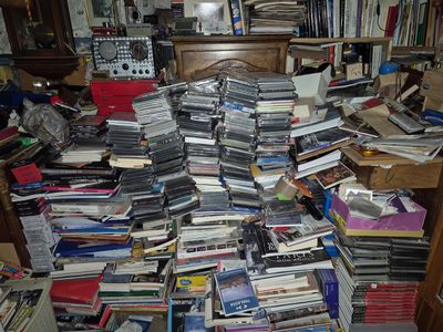 une grande pile de livres posée par terre dans une pièce