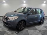 la photo d'une petite voiture bleue garée dans un garage