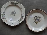 deux assiettes avec des fleurs sur une table