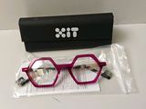 des lunettes dans un étui en plastique et une paire de lunettes posée sur une table