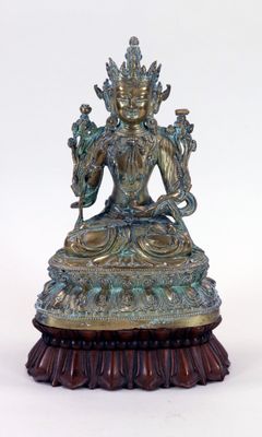 une image représentant une statue d'une personne assise sur un socle