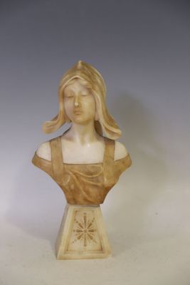 buste en marbre représentant une femme aux cheveux longs, vêtue d'une robe marron