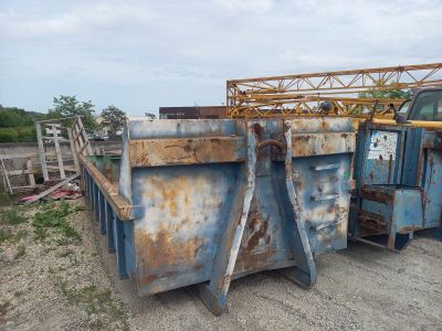 une image représentant un camion équipé d'une grue à l'arrière