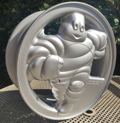 une statue en argent représentant un personnage de dessin animé, posée sur une table