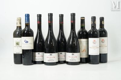 plusieurs bouteilles de vin sont alignées sur une surface blanche