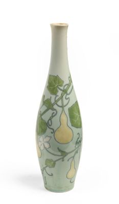 un vase vert orné de poires sur fond blanc
