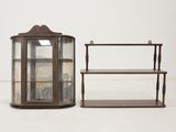 paire d'étagères anciennes en verre et en bois, avec des tablettes