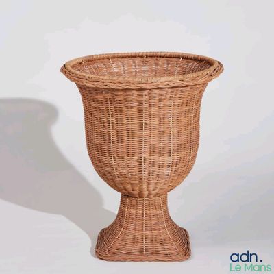 un vase en osier posé sur une table