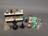 un petit assortiment de parfums et de flacons de parfum dans une vitrine
