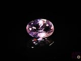 gros plan d'un diamant violet sur une surface noire