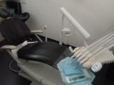 un fauteuil de dentiste dans un coin de la pièce