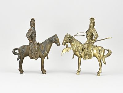 paire de figurines en bronze représentant un homme à cheval et un homme à cheval