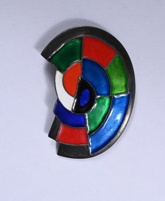 une broche multicolore sur un fond blanc