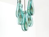 un lustre composé de bouteilles en verre suspendues au plafond