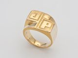 une bague en or ornée d'un motif grec
