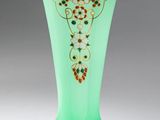 un vase vert orné d'un motif floral
