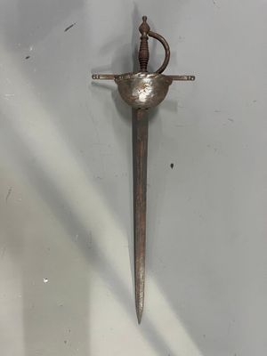 une épée en argent accrochée au mur d'une pièce