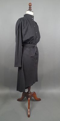 une photo d'une robe noire de femme posée sur un mannequin