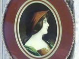 la photo d'une femme portant un chapeau rouge, dans un cadre