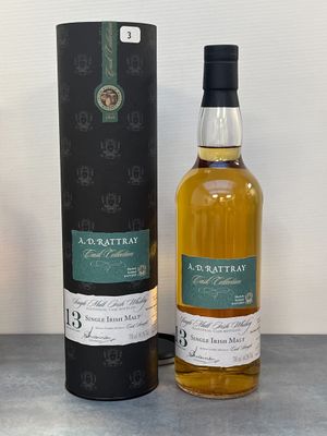 une image représentant une bouteille de whisky à côté d'une boîte noire