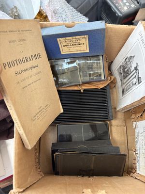 une boîte en carton contenant tout un tas de vieilles photos