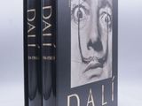 deux livres dans une boîte dont la couverture représente le visage d'un homme