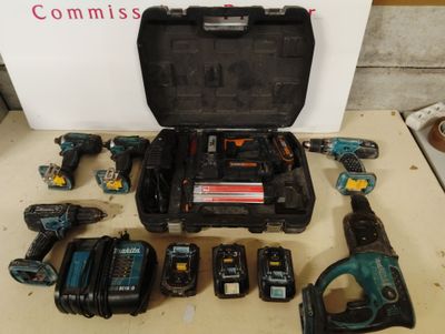un grand nombre d'outils posés sur une table